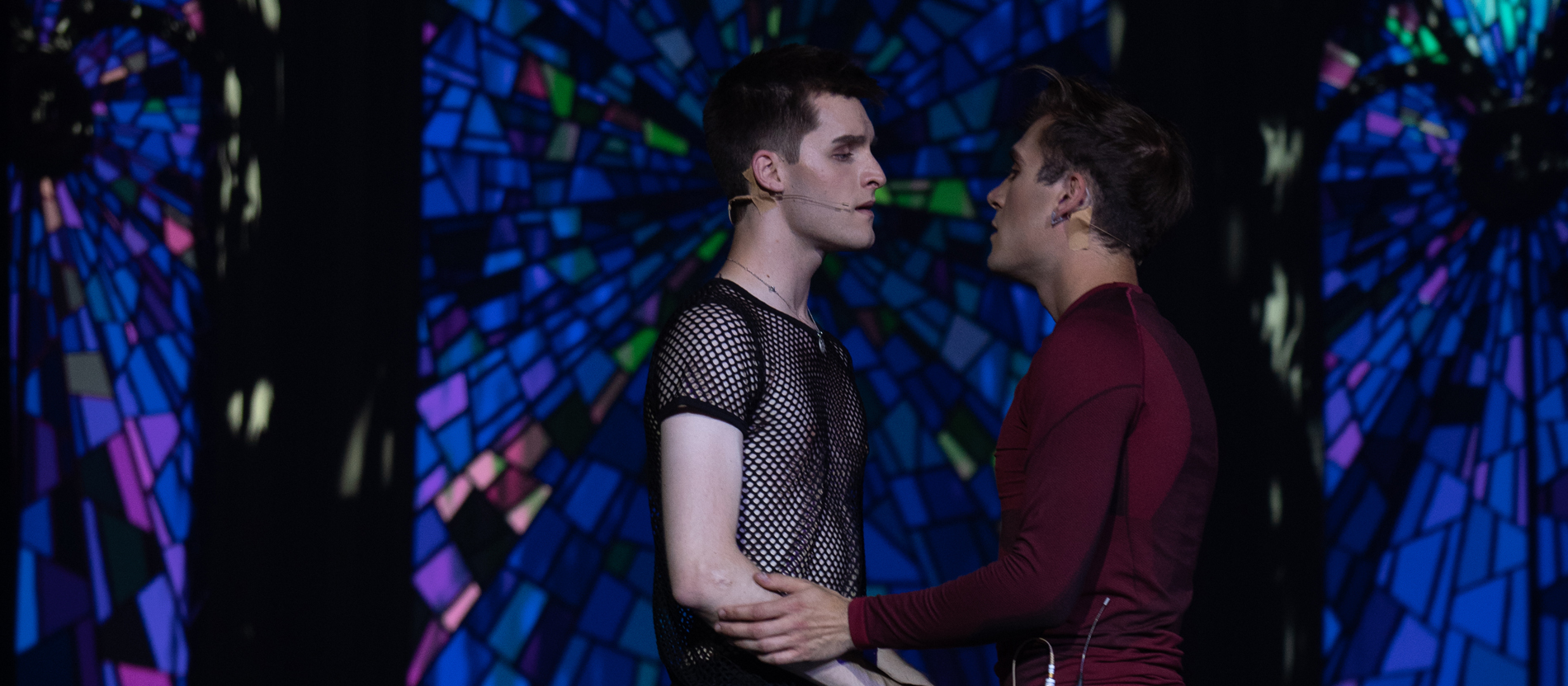 Die Hauptdarsteller des Musicals "Bare" Peter und Jason vor Kirchenfenstern