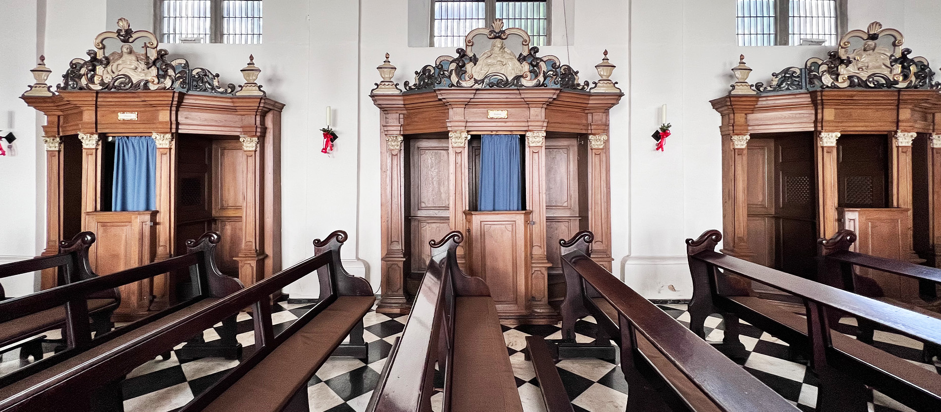 Beichtstühle in der Pfarrkirche von Neviges, St. Maria Empfängnis. 