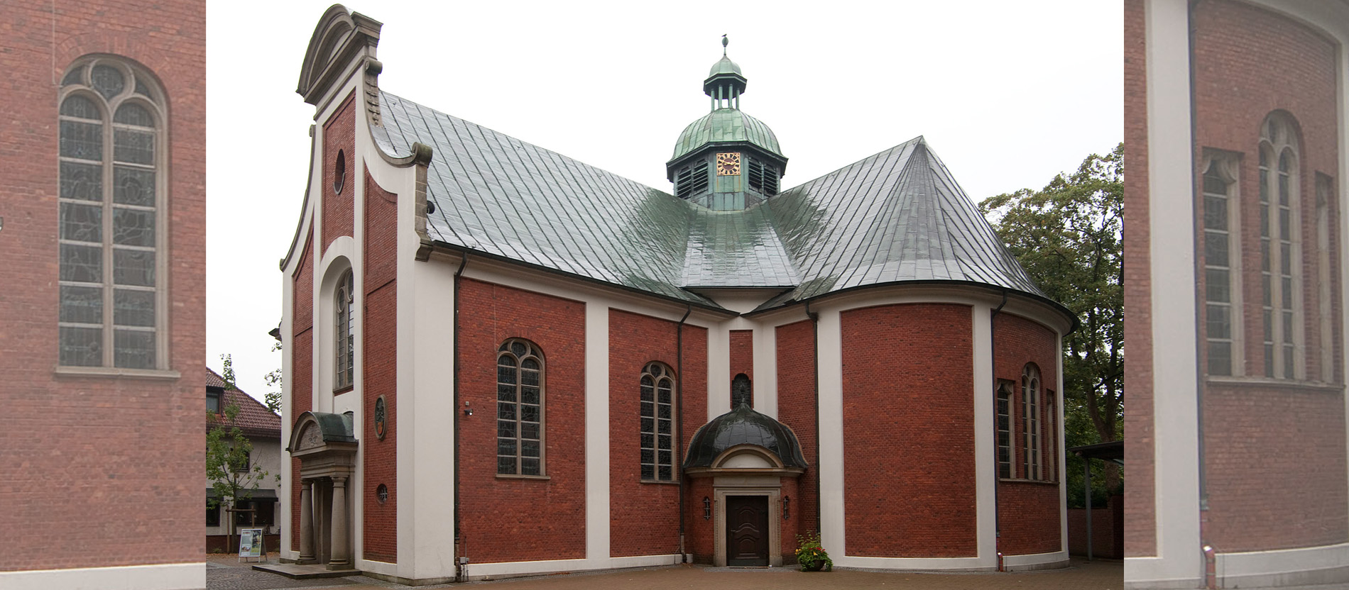Die rote Klinkerfassade der neobarocken Wallfahrtskirche von Bethen.
