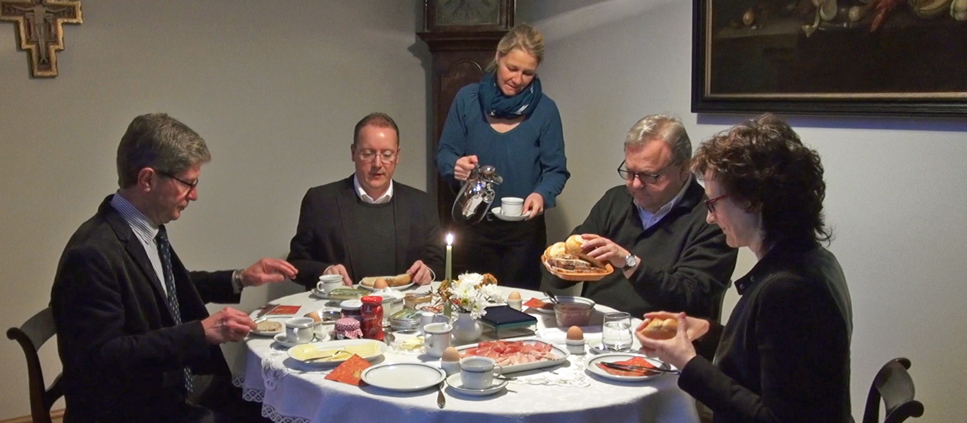 Bischof Bode sitzt mit seiner Hausgemeinschaft am Frühstückstisch.