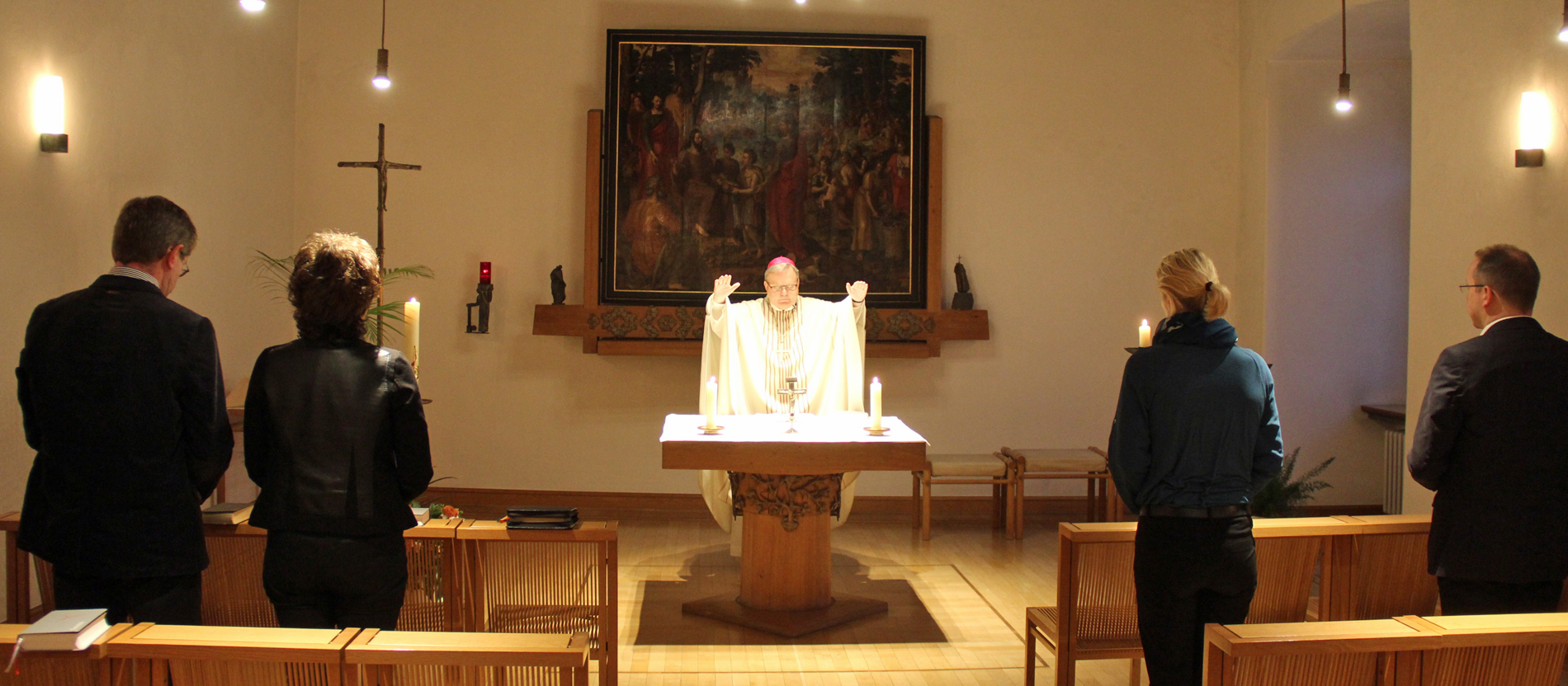 Bischof Bode feiert eine Messe in seiner Kapelle.