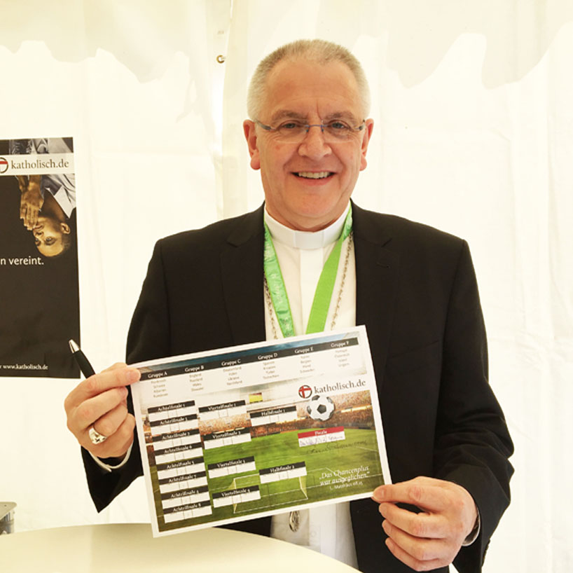 Spannendes Spiel: Der designierte Bischof von Dresden-Meißen Heinrich Timmerevers hält die Endspiel-Begegnung Deutschland gegen Spanien für wahrscheinlich. Er tippt auf eine fesselnde Partie, die Deutschland 3:2 gewinnt.