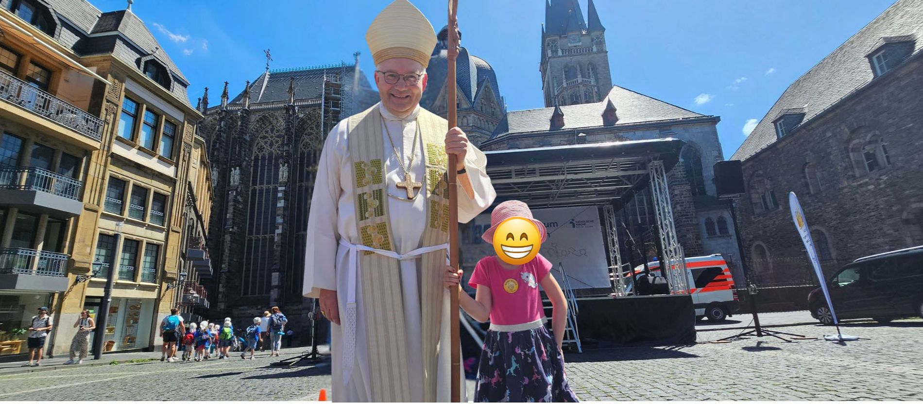 Bischof Helmut Dieser mit Stefanie Heinrichs´ Tochter beim Kinderpilgertag vor dem Aachener Dom
