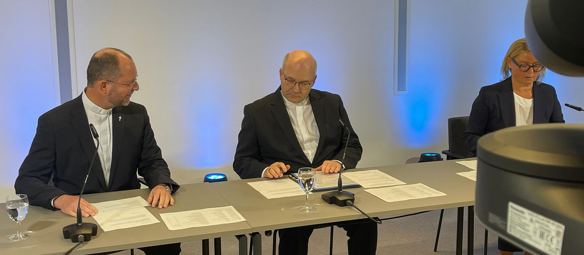 Pressekonferenz im Bistum Aachen mit Generalvikar Andreas Frick, Bischof Helmut Dieser und Pressesprecherin Marliese Kalthoff (vl)