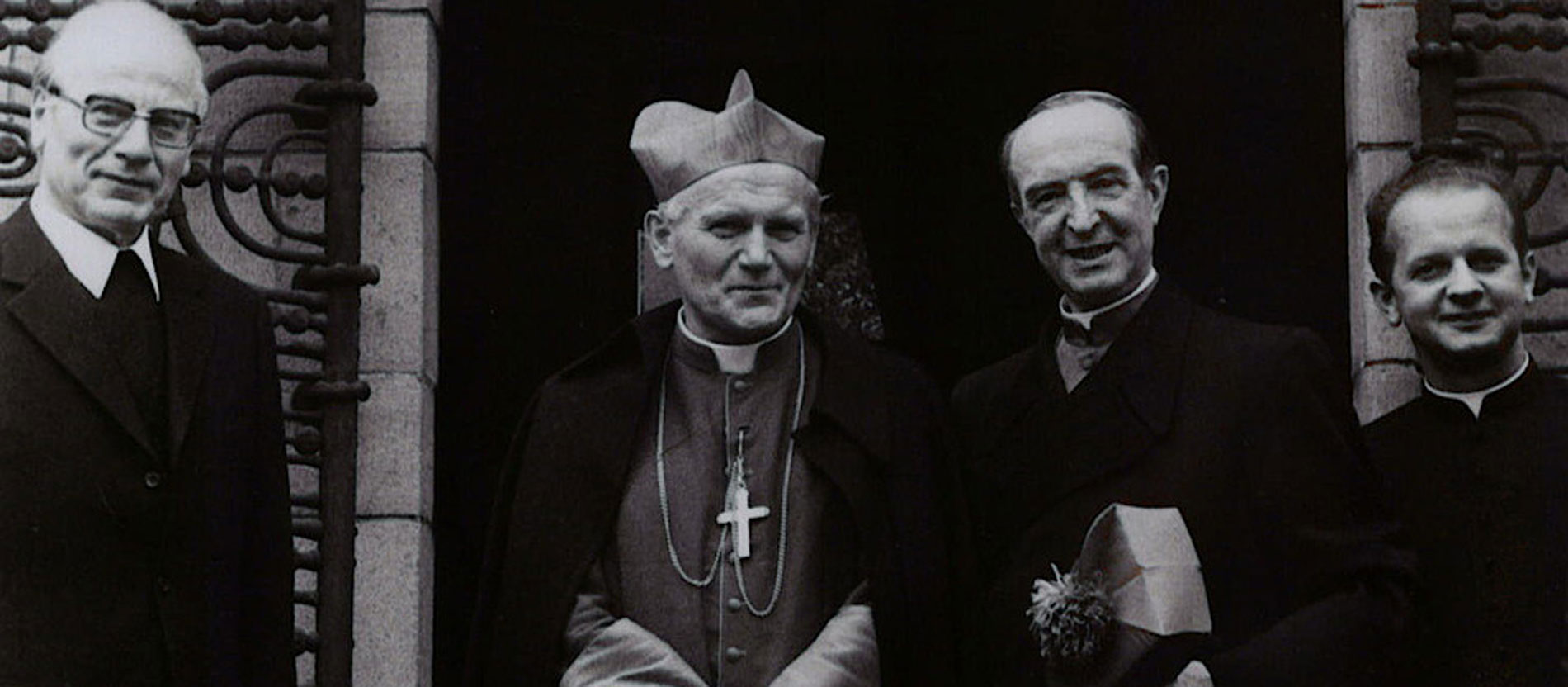 Von links nach rechts: Dompropst Ferdinand Schulte Berge, Kardinal Karol Wojtyla, Bischof Franz Hengsbach, Stanislaw Dziwisz.