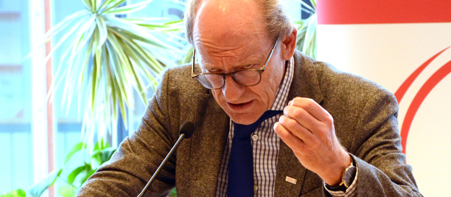 Professor Hermann Reichold bei bei einem Vortrag am Redepult