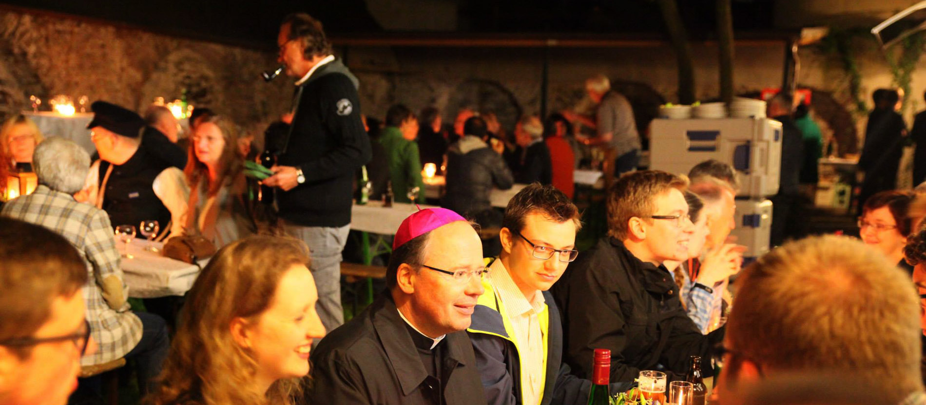 Synode in Trier; Menschen und Bischof bei gemütlichem Beisammensein