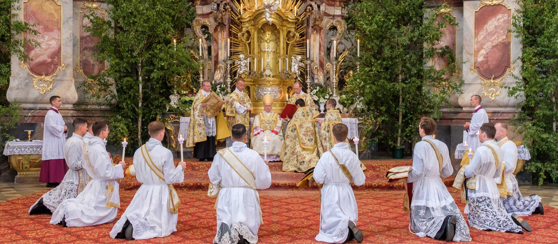 Bischof Bertram Meier weiht zehn Petrusbrüder zu Priestern