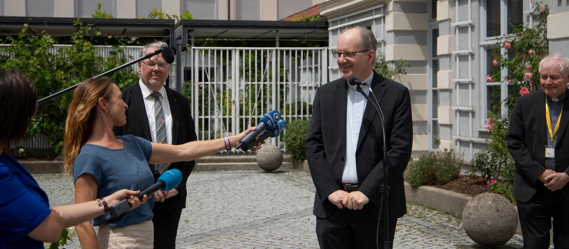 Der ernannte Eichstätter Bischof Christian Würtz spricht mit einer Journalistin