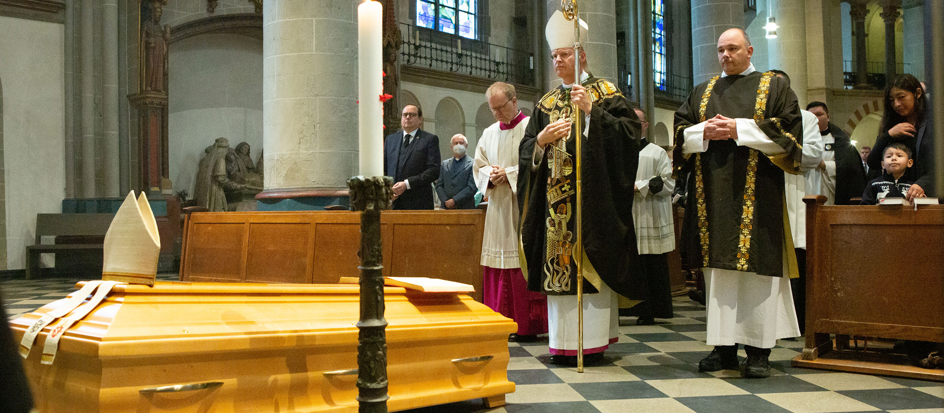 Der Essener Bischof Franz-Josef Overbeck am Sarg von Weihbischof Franz Vorrath