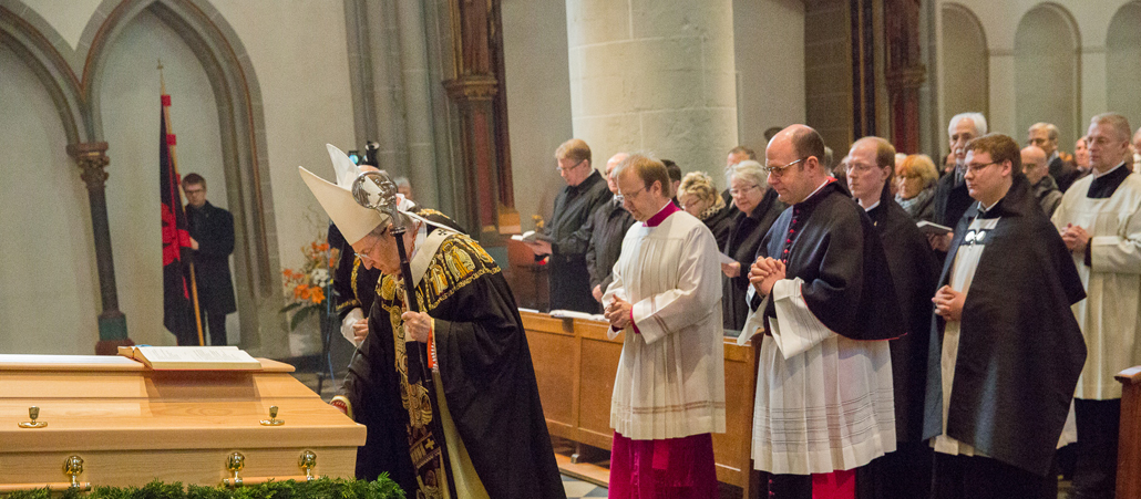 Der Kölner Kardinal Joachim Meisner vor dem Sarg des Essener Altbischofs Hubert Luthe.