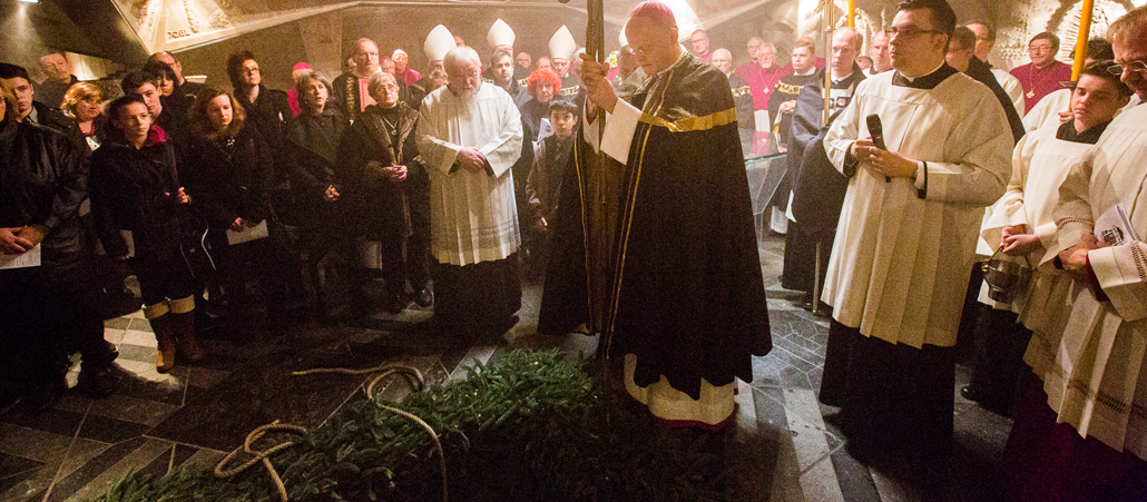 Beisetzung des Sargs Huberts Luthes.