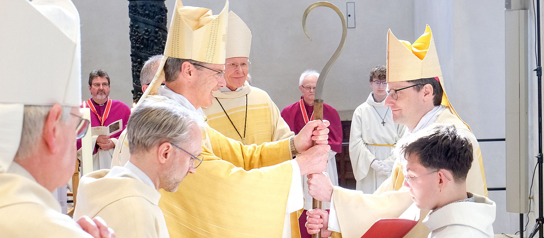 Hildesheims Bischof Heiner Wilmer (l.) und der neue Weihbischof Martin Marahrens bei dessen Weihe