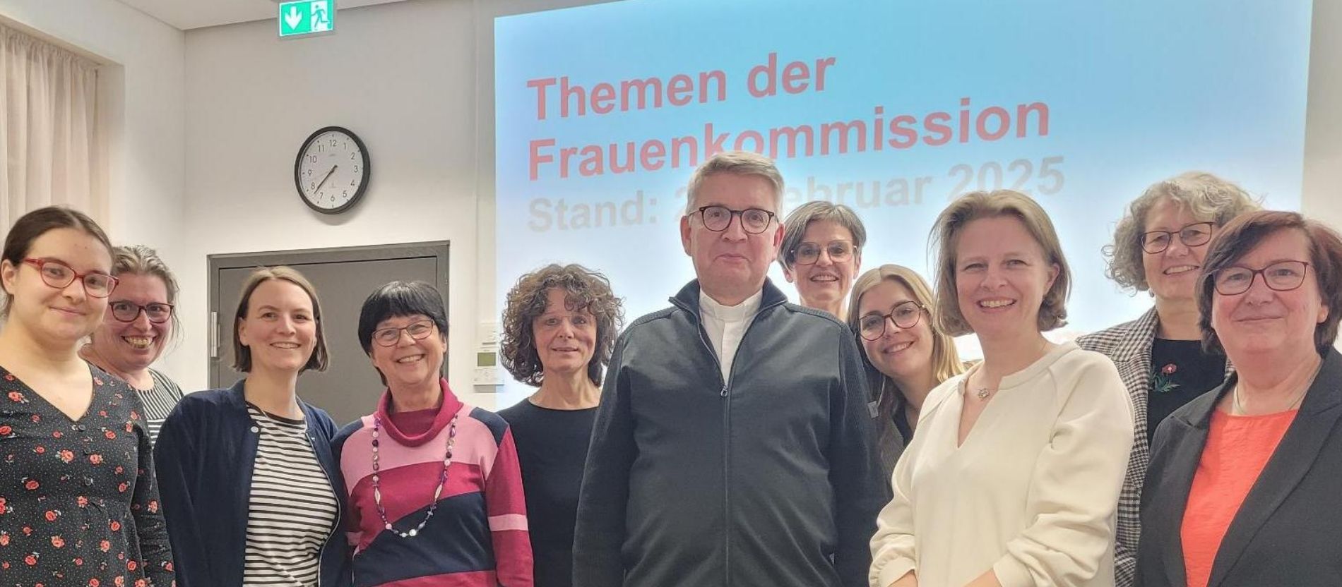 Gruppenfoto der Mitglieder der Frauenkommission, in der Mitte Bischof Kohlgraf
