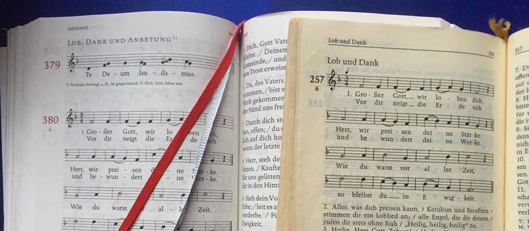 Das alte und das neue Gotteslob nebeneinander