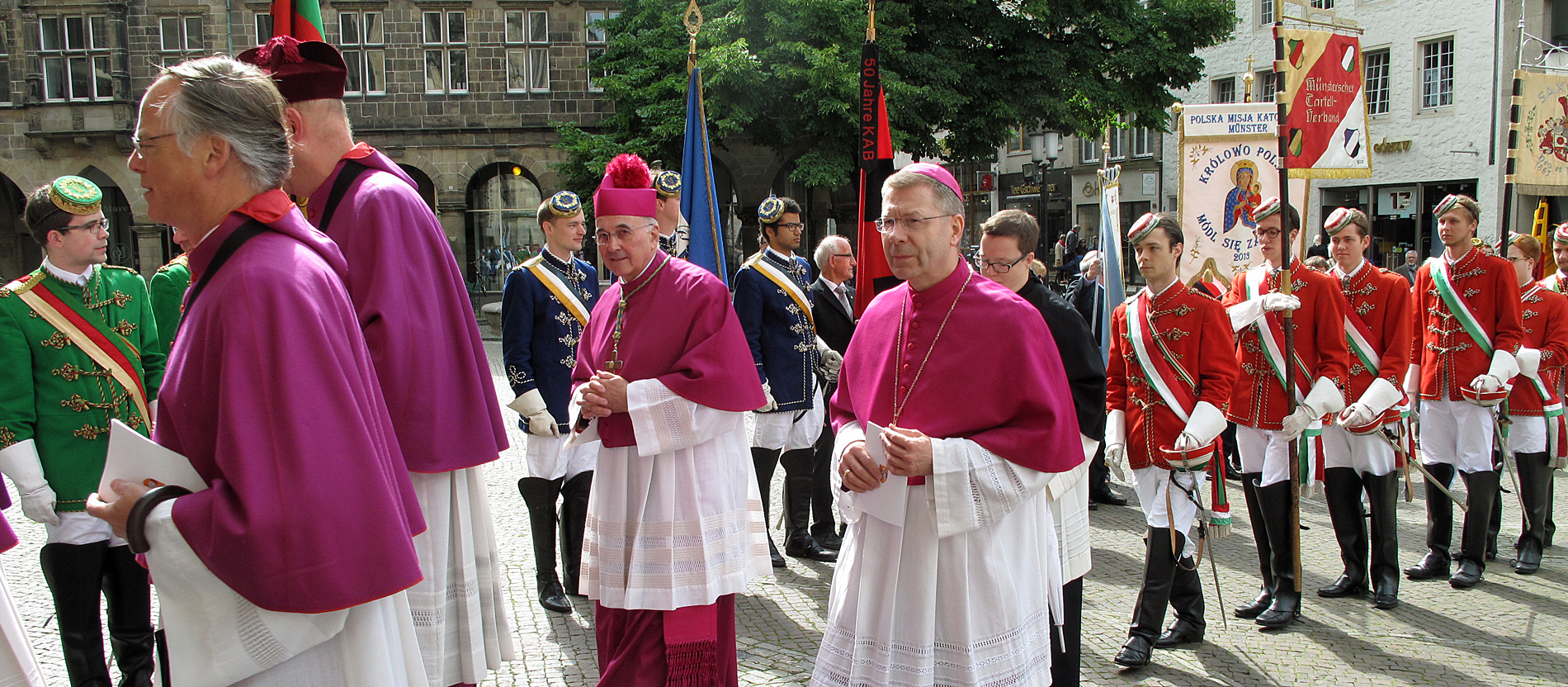 Münsters Bischof Felix Genn (Mitte) im 