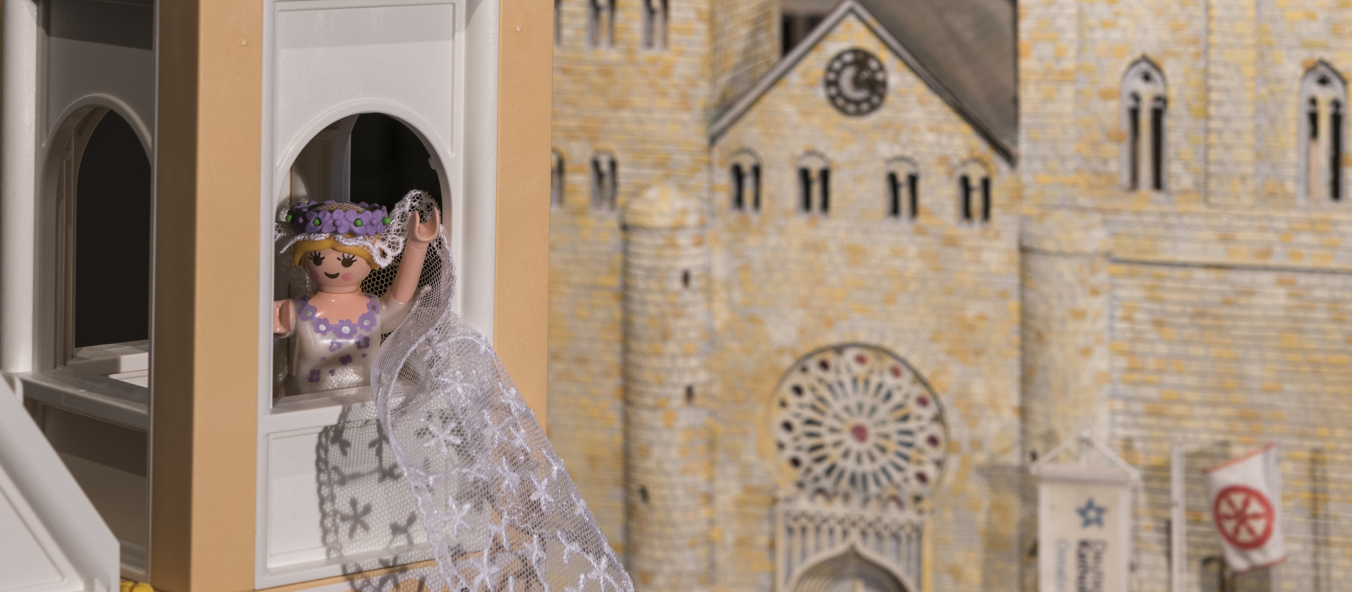 Eine Playmobil-Prinzessin vor dem Osnabrücker Dom.