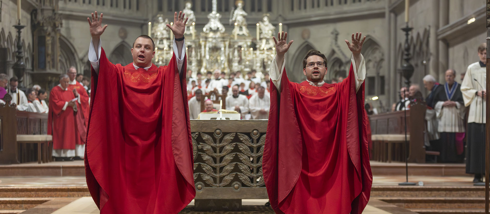 Zwei gerade geweihte Priester spenden den Segen