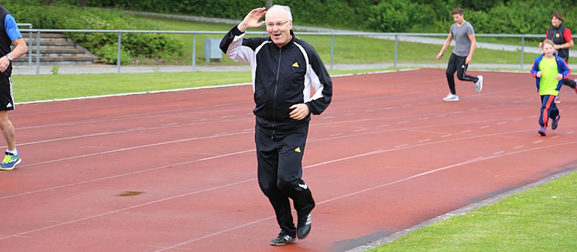 Der Bischof im Sportanzug beim Joggen im Stadion