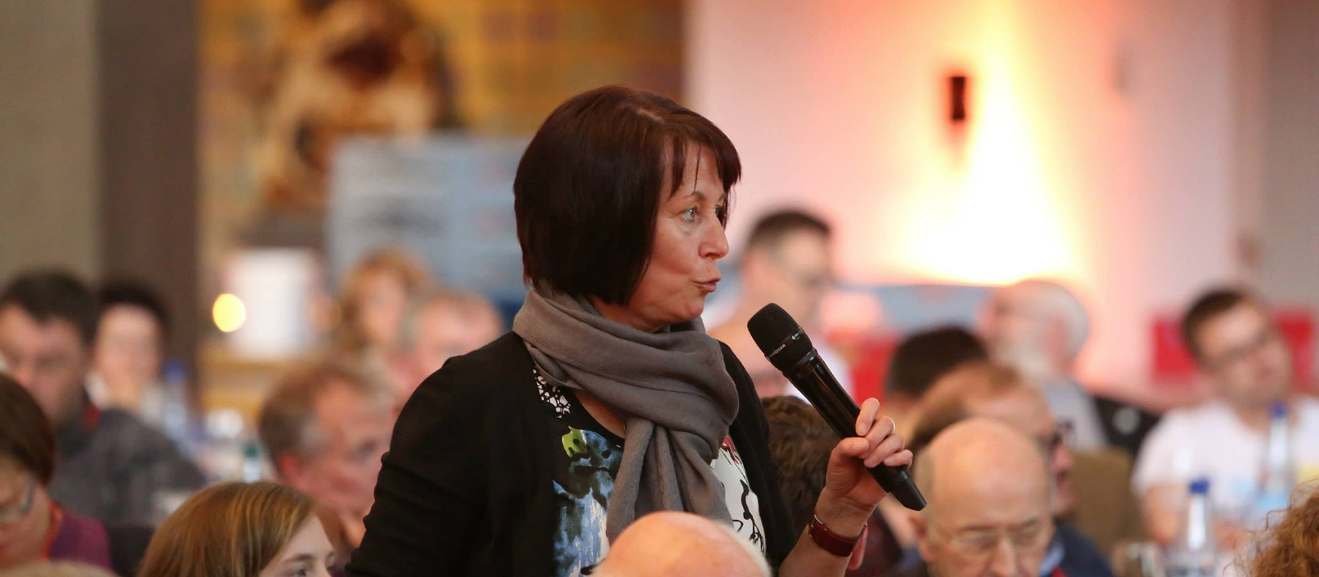 Eine Synodale spricht im Plenum