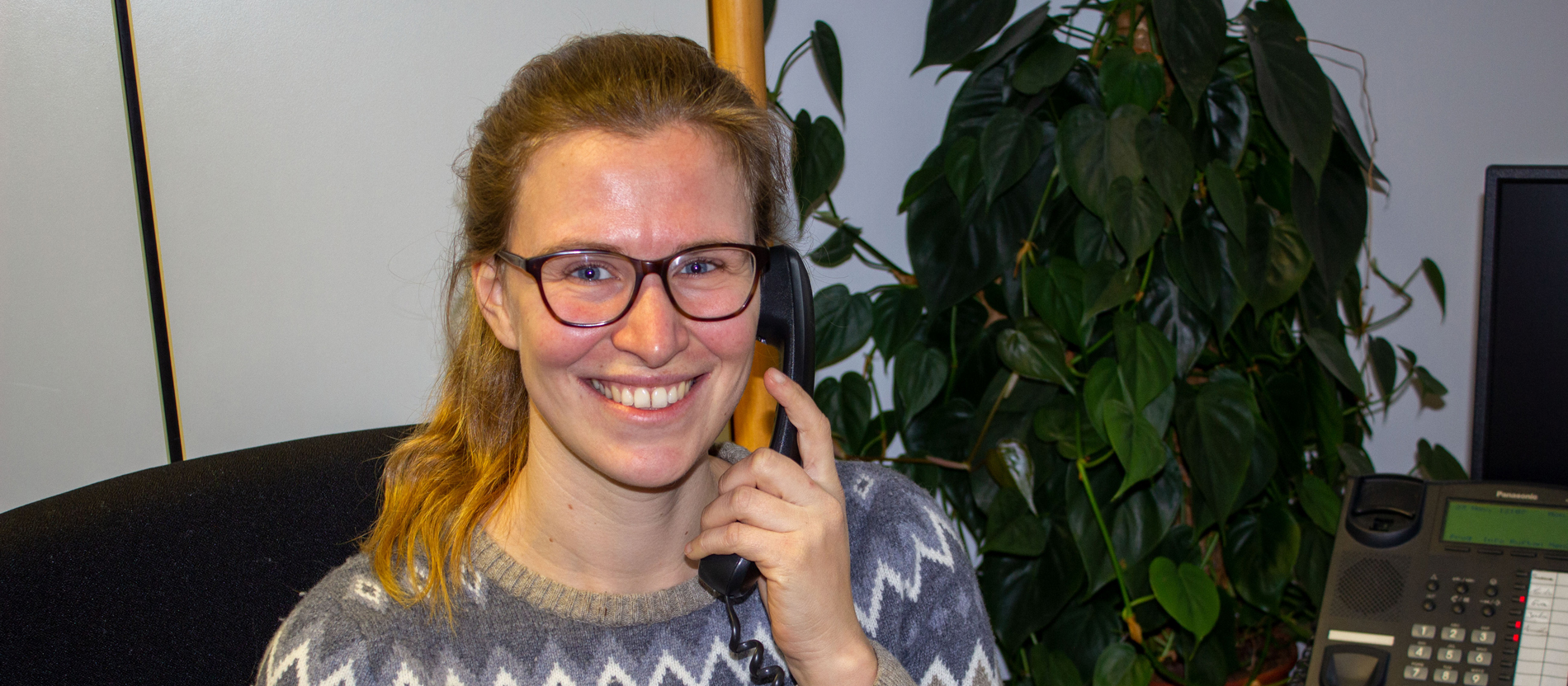 Angelina Veit telefoniert