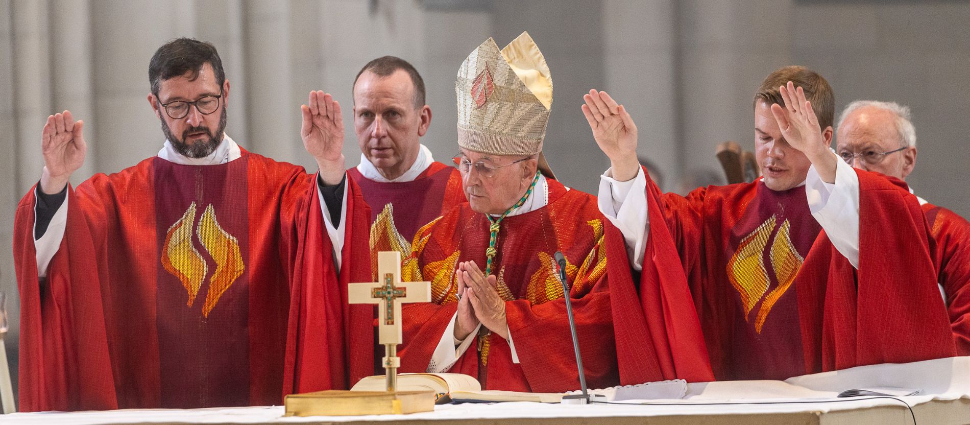 Feiern gemeinsam die Eucharistie: Bischof Felix Genn und die Neupriester Thomas Kuhn und Jonas Mieves