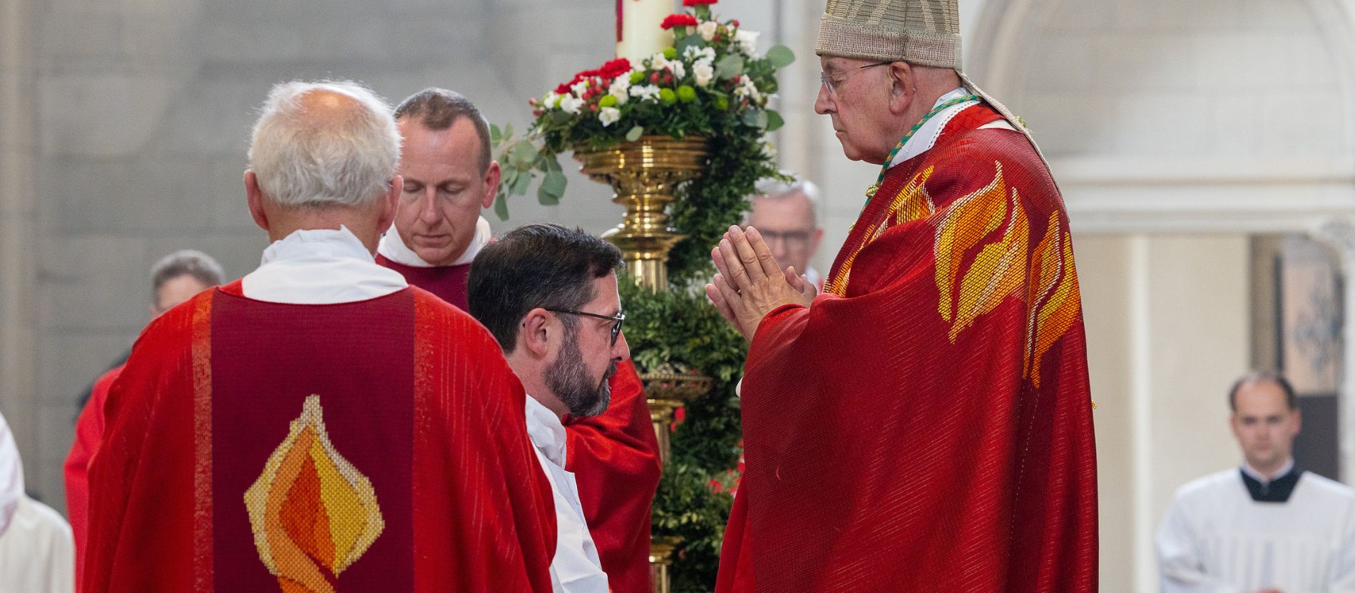 Thomas Kuhn wird von Bischof emeritus Felix Genn zum Priester geweiht