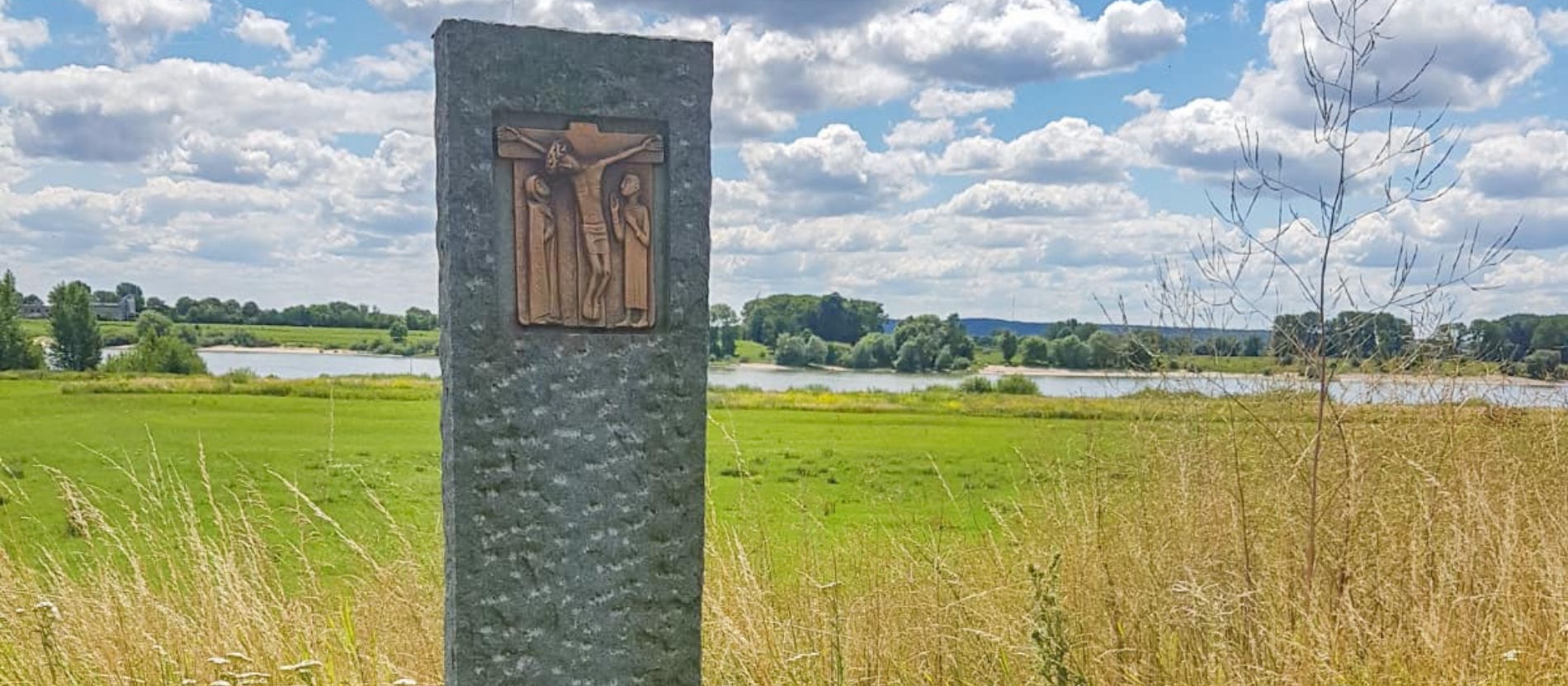 Bei Emmerich, wo der Rhein Deutschland verlässt und in die Niederlande fließt, verbindet ein zwanzig Kilometer langer Pilgerweg 15 Stationen des Leidens- und Sterbens Jesu.