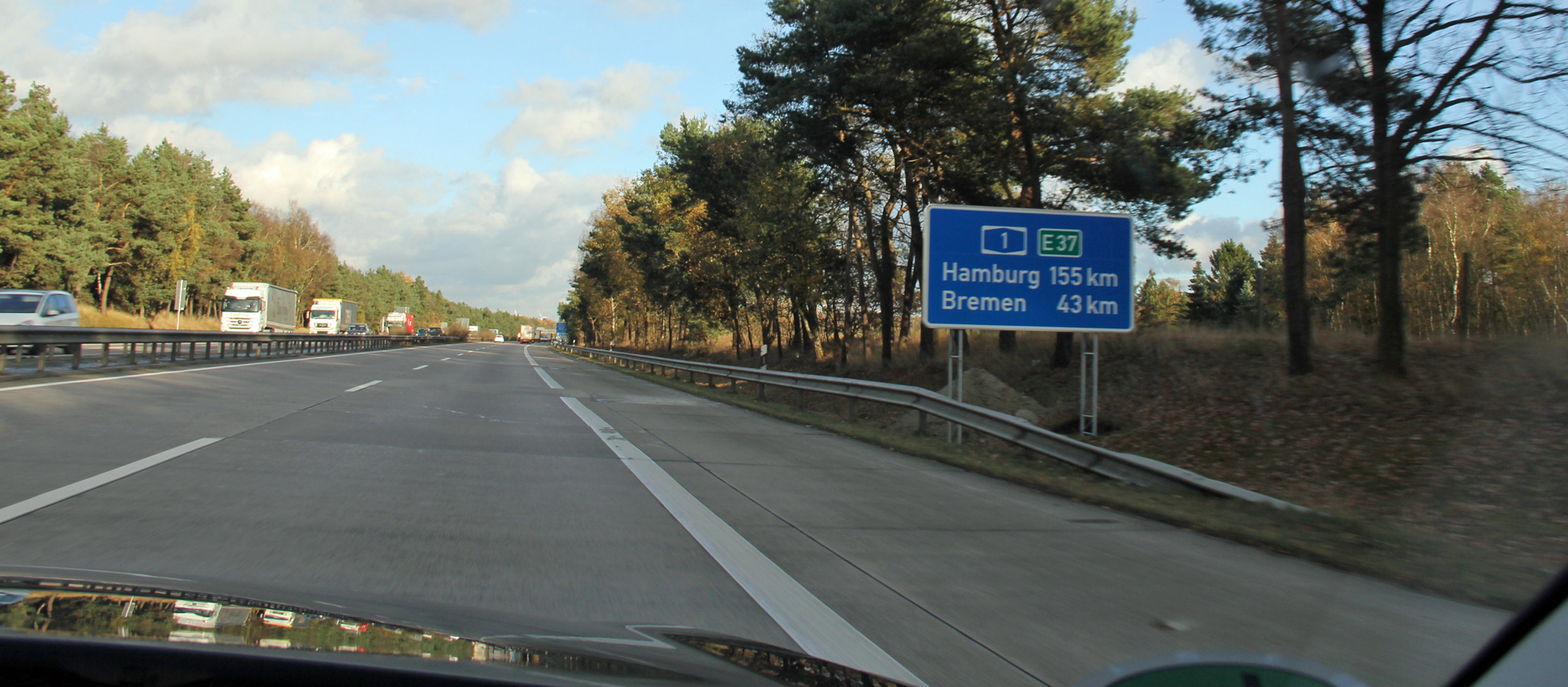 Ein Schild auf der Autobahn zeigt die Entfernung nach Bremen an.