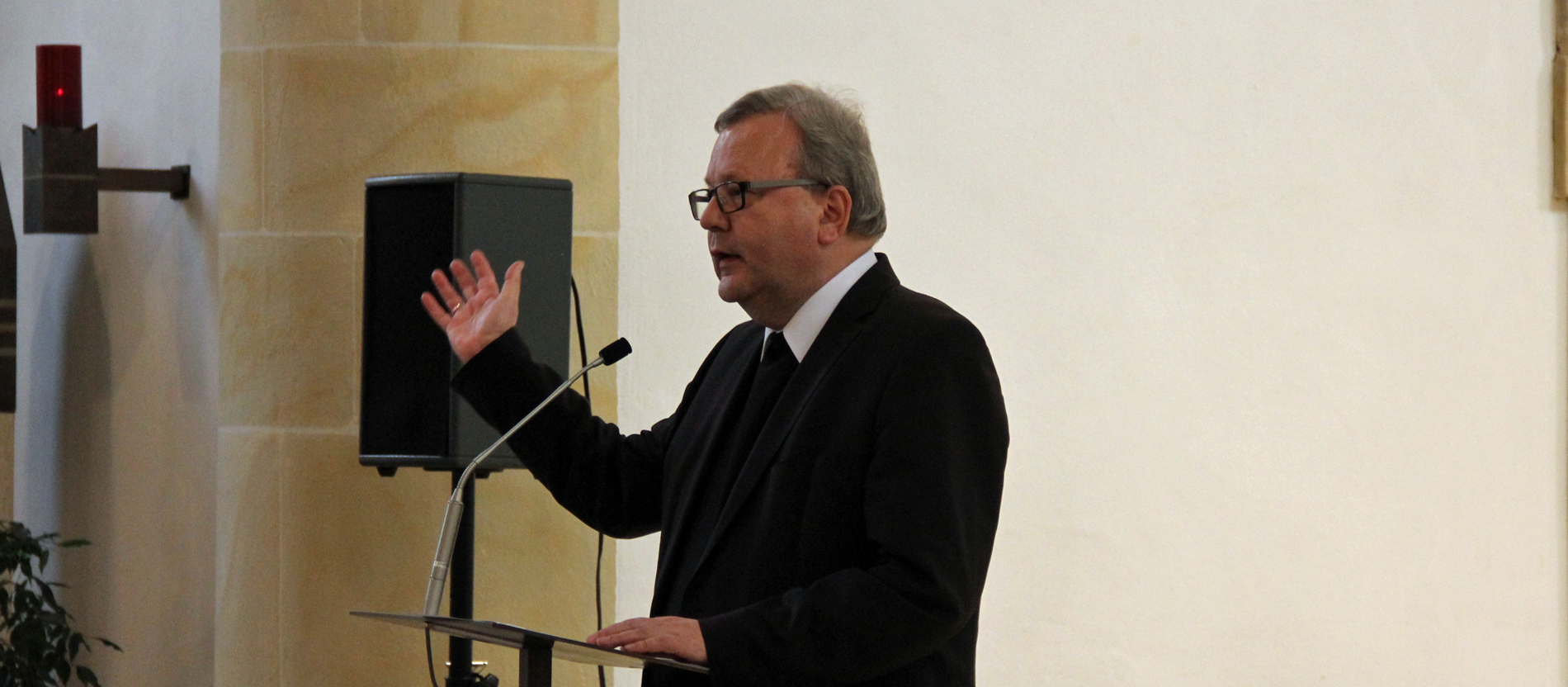 10:14 Uhr: Bischof Bode spricht ein Grußwort zum Jubiläum des Gesprächsformat: Er lobt die konstruktive Zusammenarbeit zwischen Gefängnisseelsorge und Justizvollzug. Für die Gefangenen, 