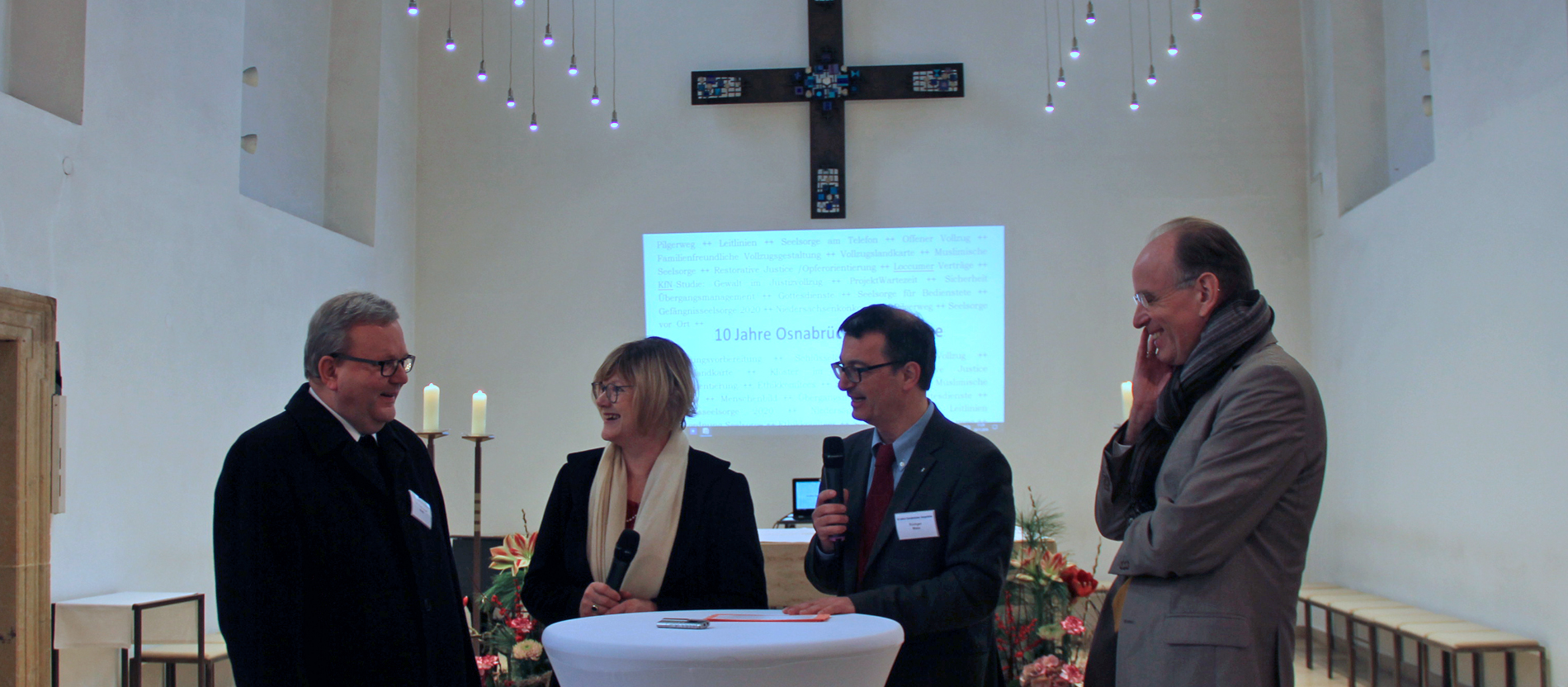 Bischof Bode nimmt an einer Podiumsdiskussion teil.