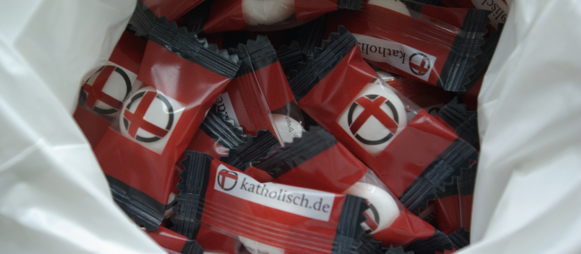 In aller Munde: Minzdragees gibt es am katholisch.de-Stand.