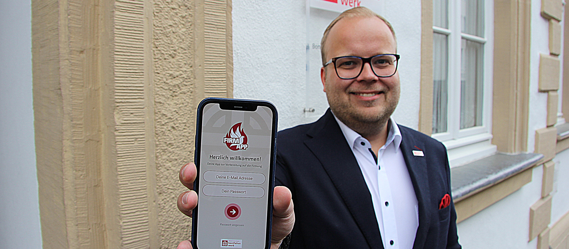 Julian Heese mit der Firm-App