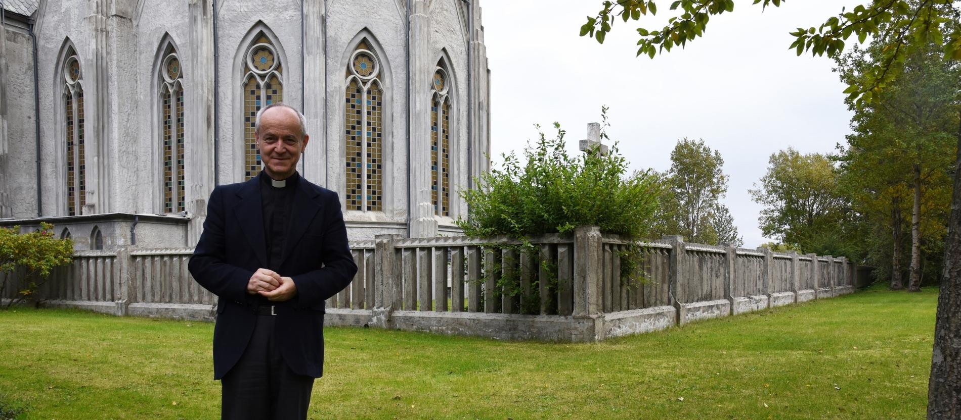Kanzler Séra Jakob Rolland vor dem Dom in Reykjavík