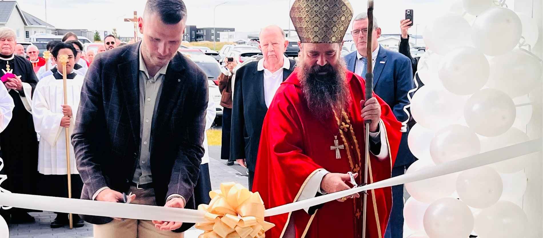 Bischof David Tencer (re.) und Bragi Bjarnason, Bürgermeister der Gemeinde Árborg, eröffnen die neue katholische Kirche in Selfoss in Island