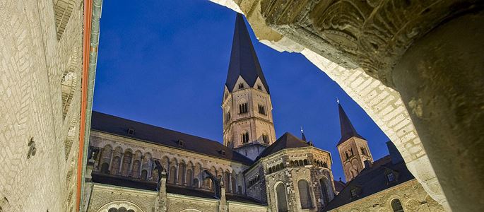 Bonner Münster bei Nacht