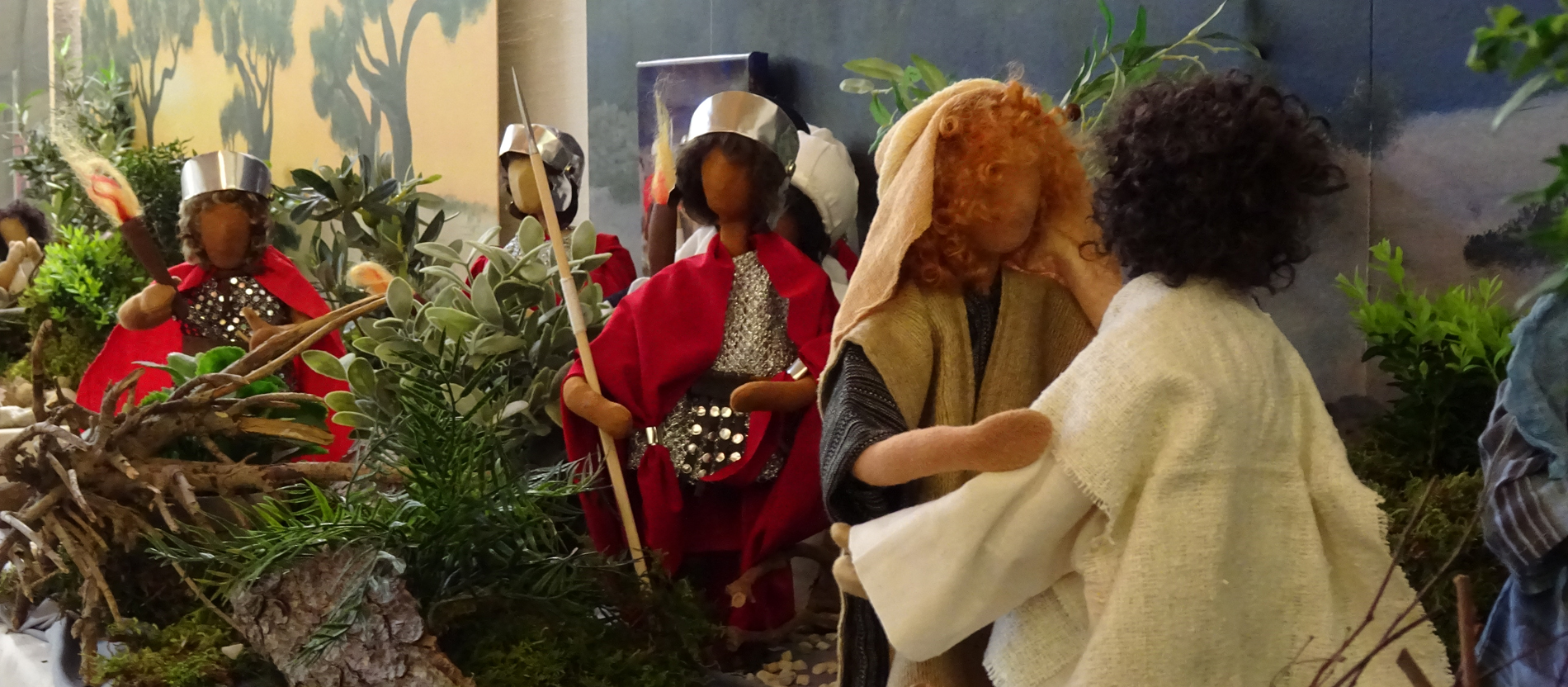 Krippenfiguren stellen den Judaskuss nach.