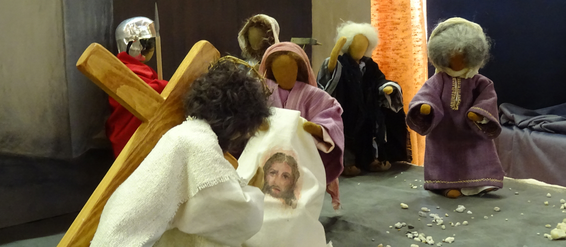 Krippenfiguren stellen den Jesus auf dem Kreuzweg dar.