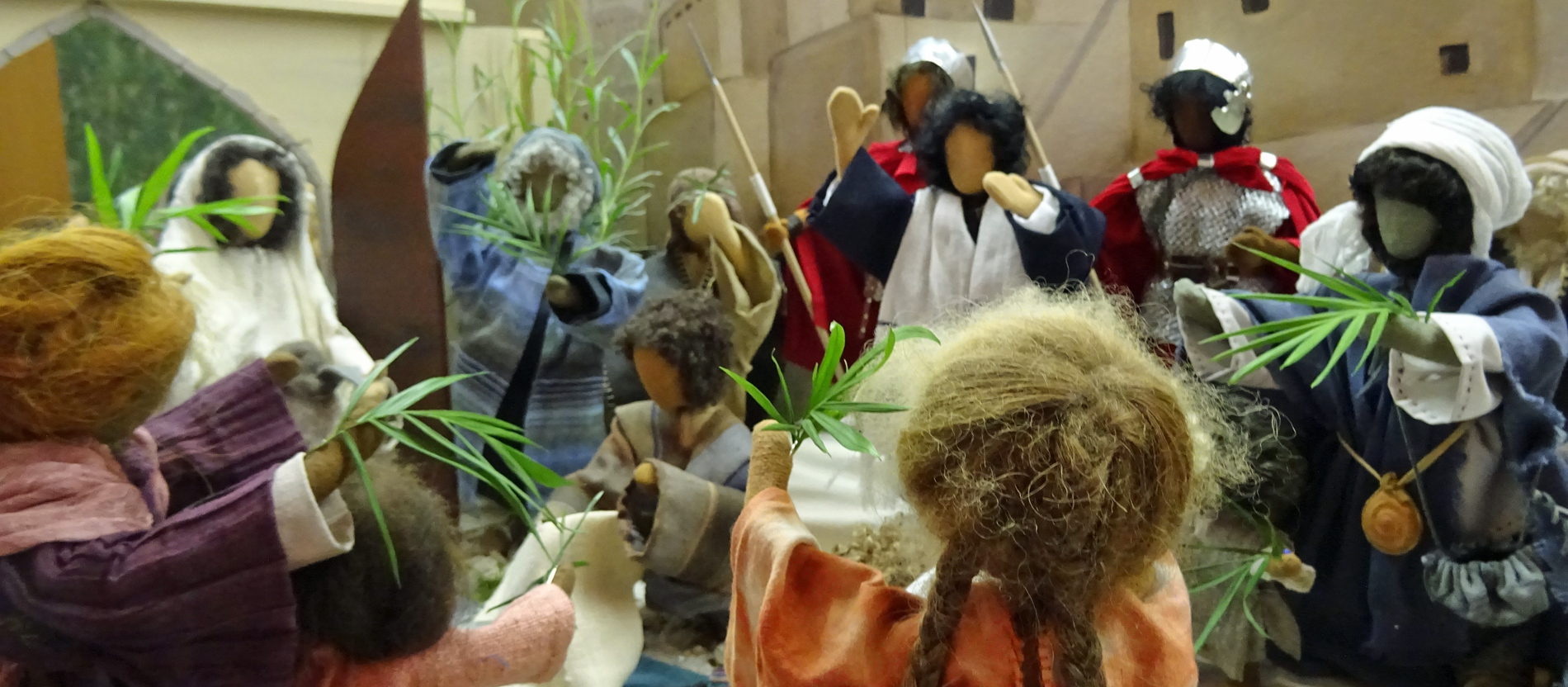 Krippenfiguren stellen den Einzug von Jesus in Jerusalem nach.