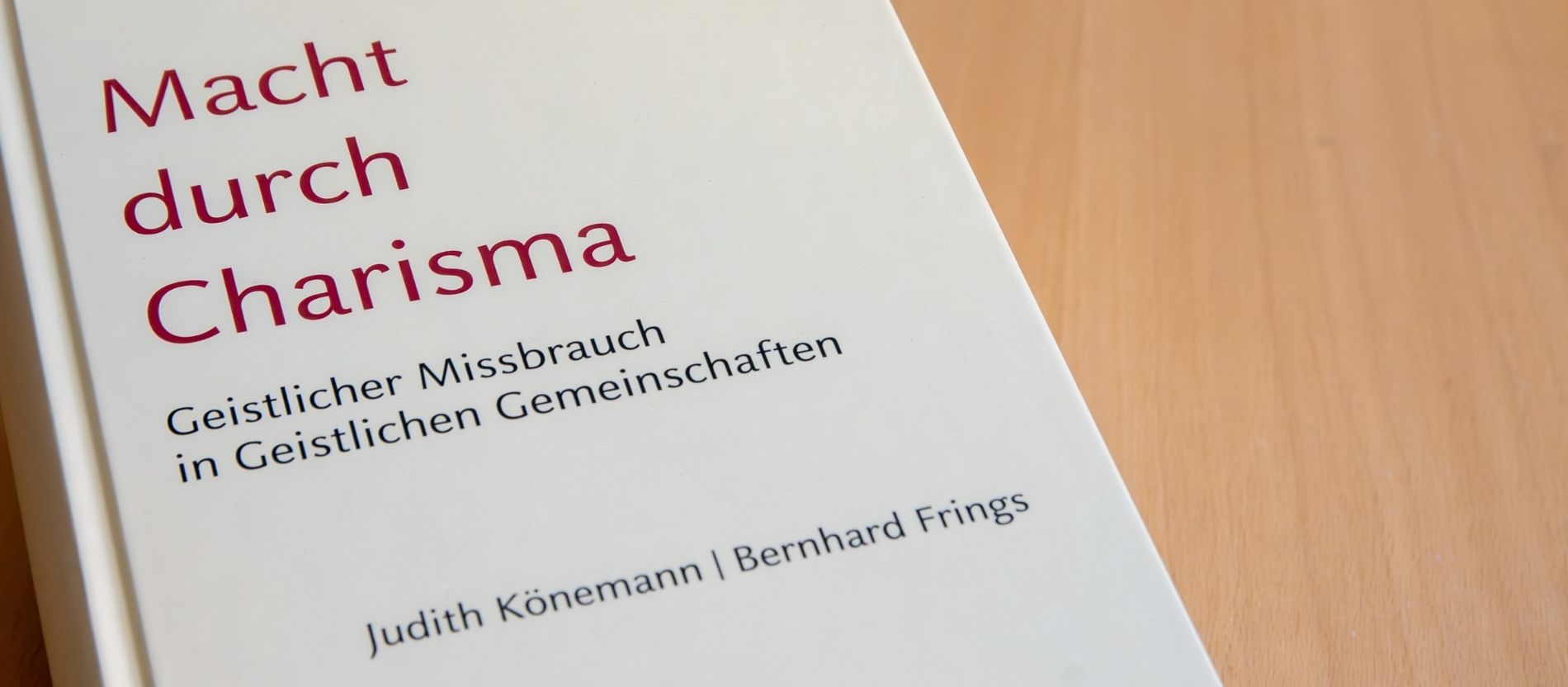 Der Einband der Studie „Macht durch Charisma. Geistlicher Missbrauch in Geistlichen Gemeinschaften“