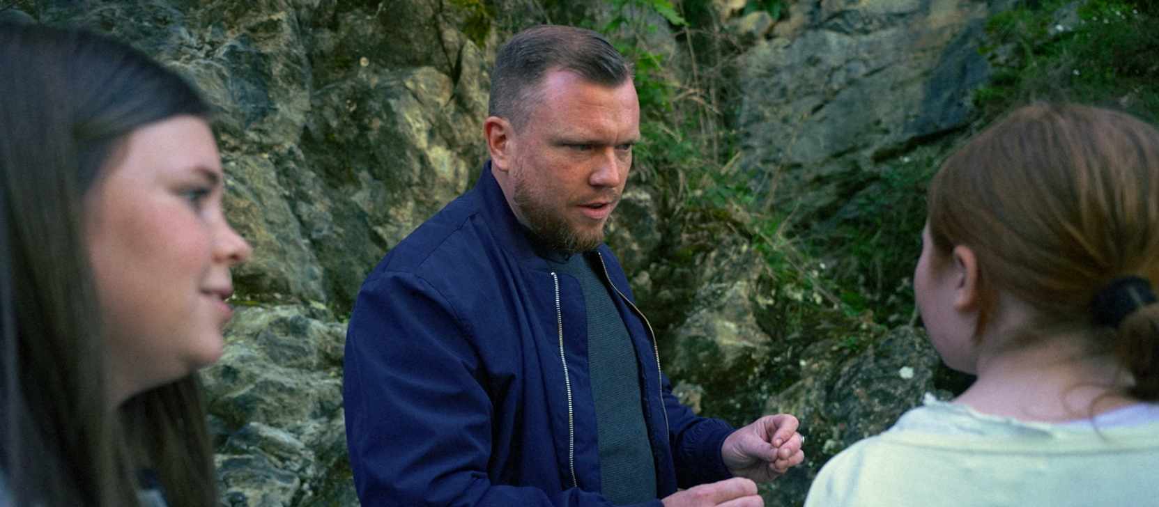 Dominic und seine Töchter Marie-Bernadette und Carlotta an der Grotte von Massabielle in Lourdes
