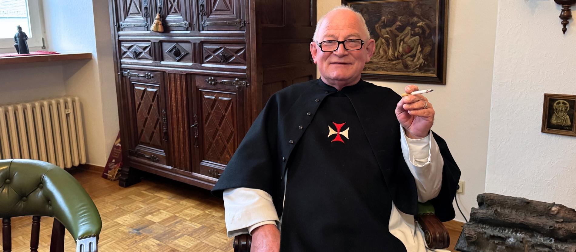 Bruder Dirk ist einer der letzten beiden Kreuzherren in Deutschland.