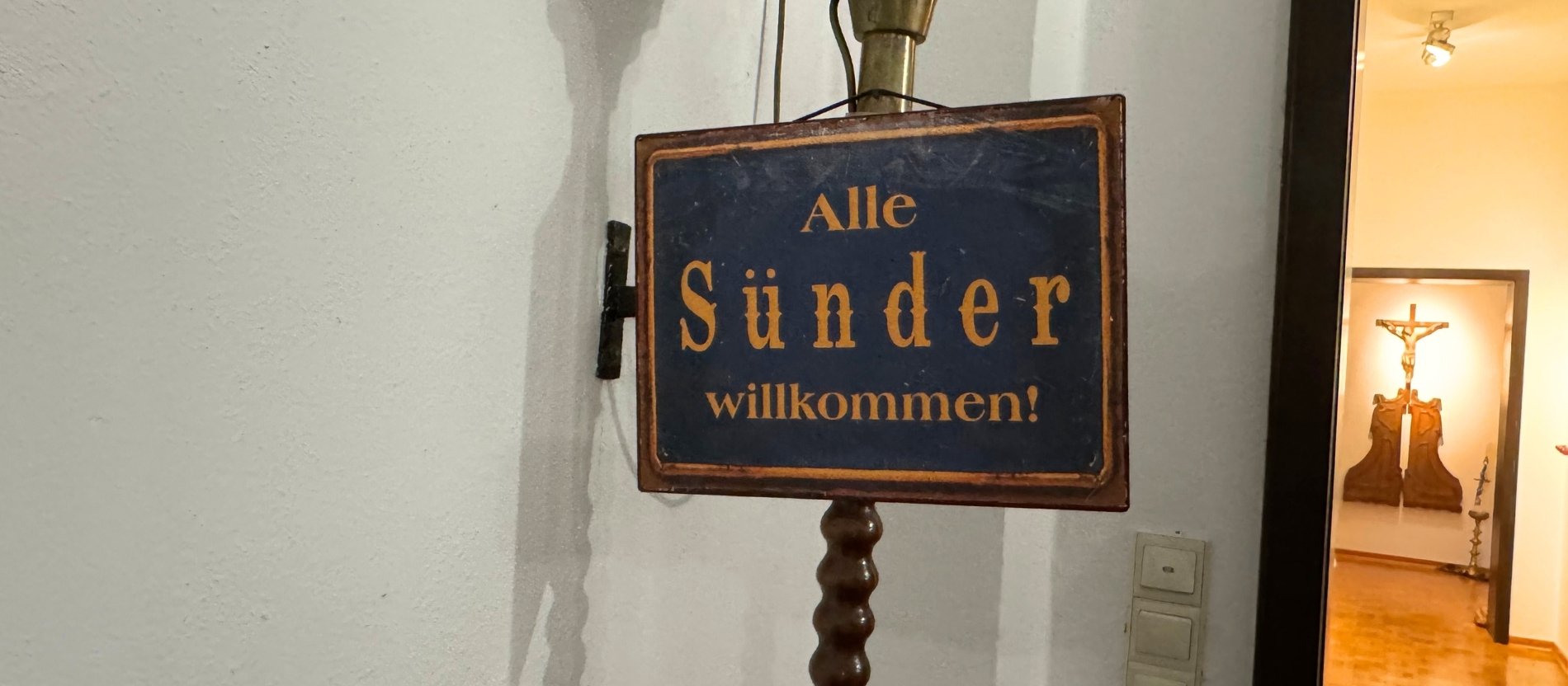 Durch ein Schild am Eingang seiner Wohnung lässt Bruder Dirk seine Gäste wissen, was sein Motto ist: "Alle Sünder willkommen".
