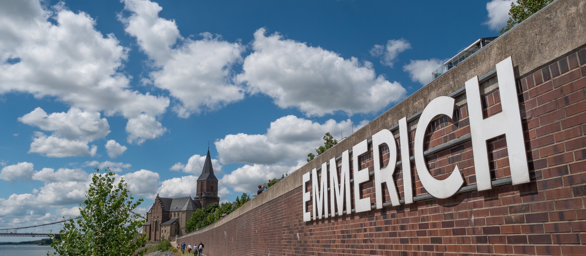 Die Idee dazu hatte der ehemalige Pfarrer der Gemeinden. Er wollte die damals neu zu einer Pfarrei zusammengeschlossenen Orte Hüthum, Nieder- und Hochelten bei Emmerich verbinden und für Mobilität in seinem Pfarrgebiet sorgen. 