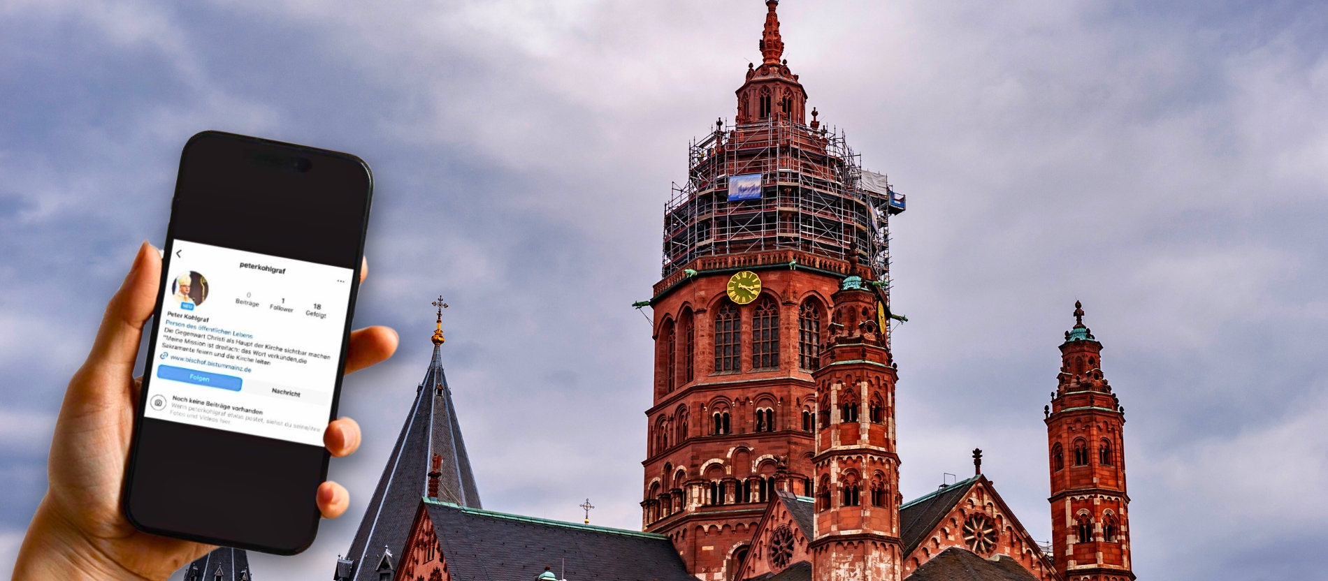 Handy mit Instagram-Warnung des Bistums Mainz vor dem Mainzer Dom