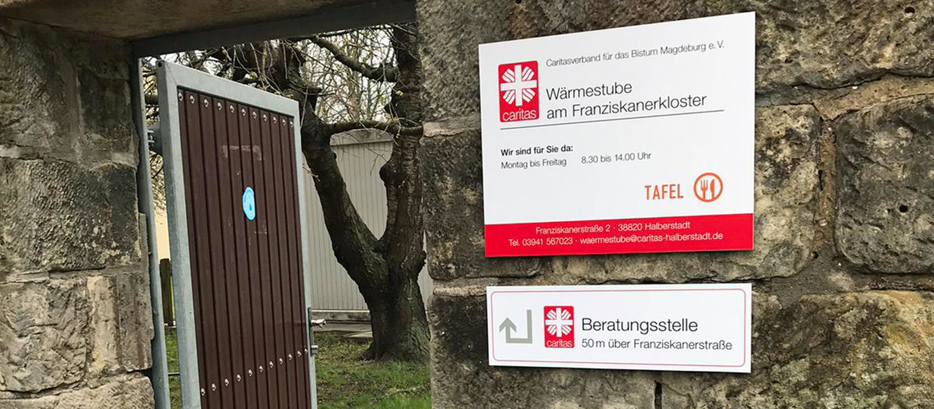 Schild zur Caritas Wärmestube in Halberstadt