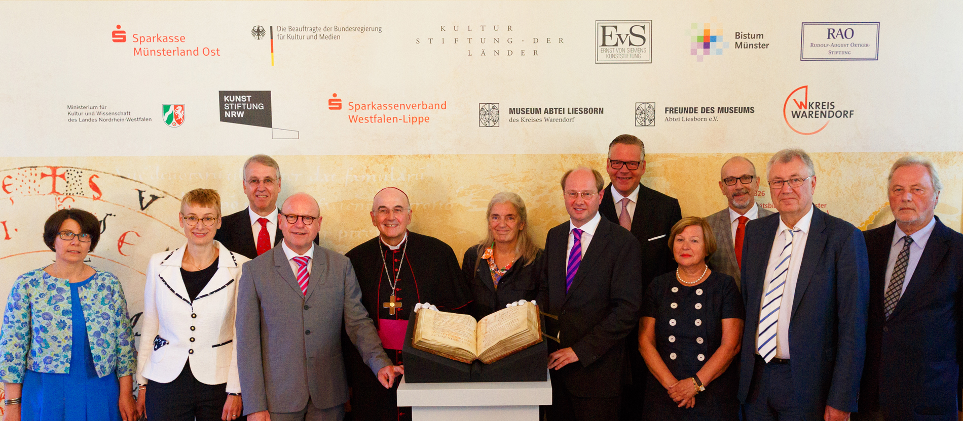 Zur Präsentation des Liesborner Evangeliars waren Vertreter aller Sponsoren gekommen, die den Ankauf möglich gemacht hatten.