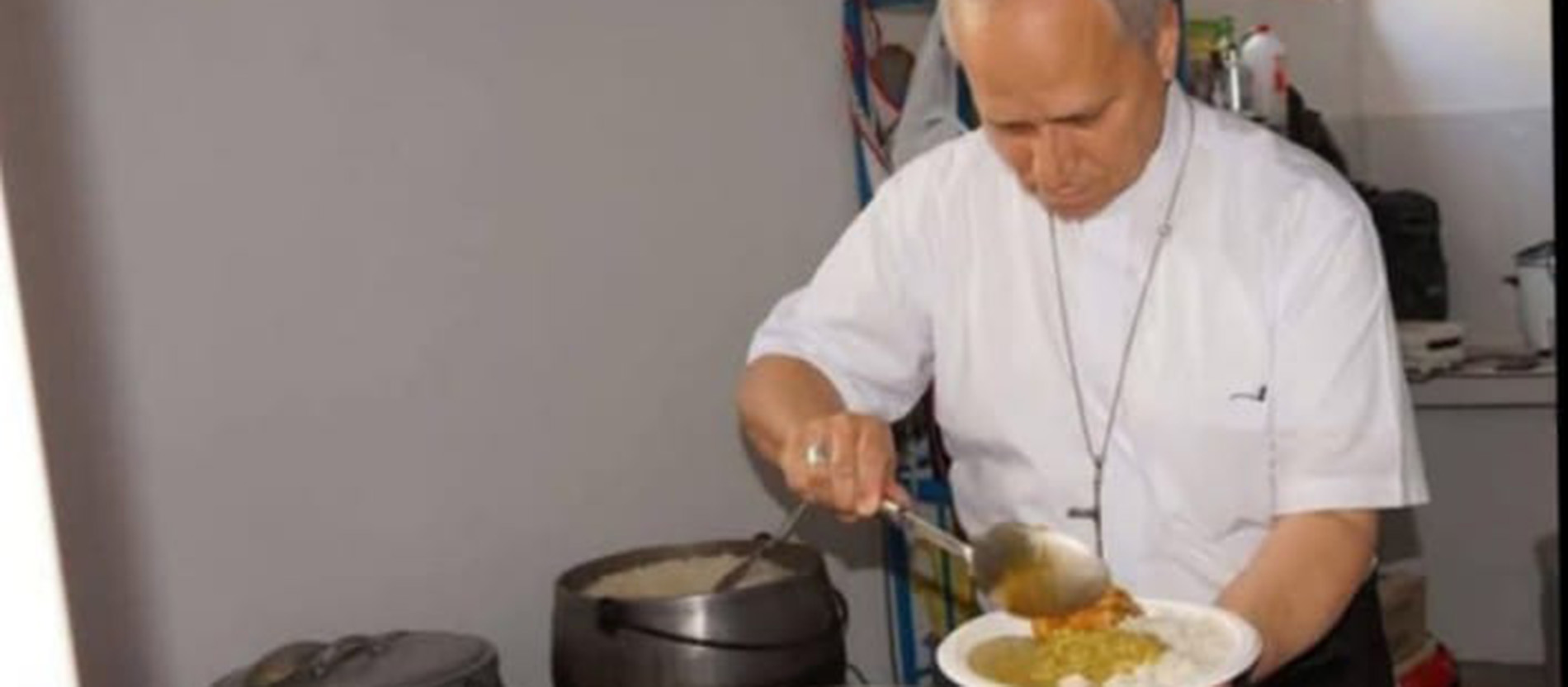 Bischof Robert Prevost verteilt Essen bei einer Solidaritätsaktion in Chiclayo.