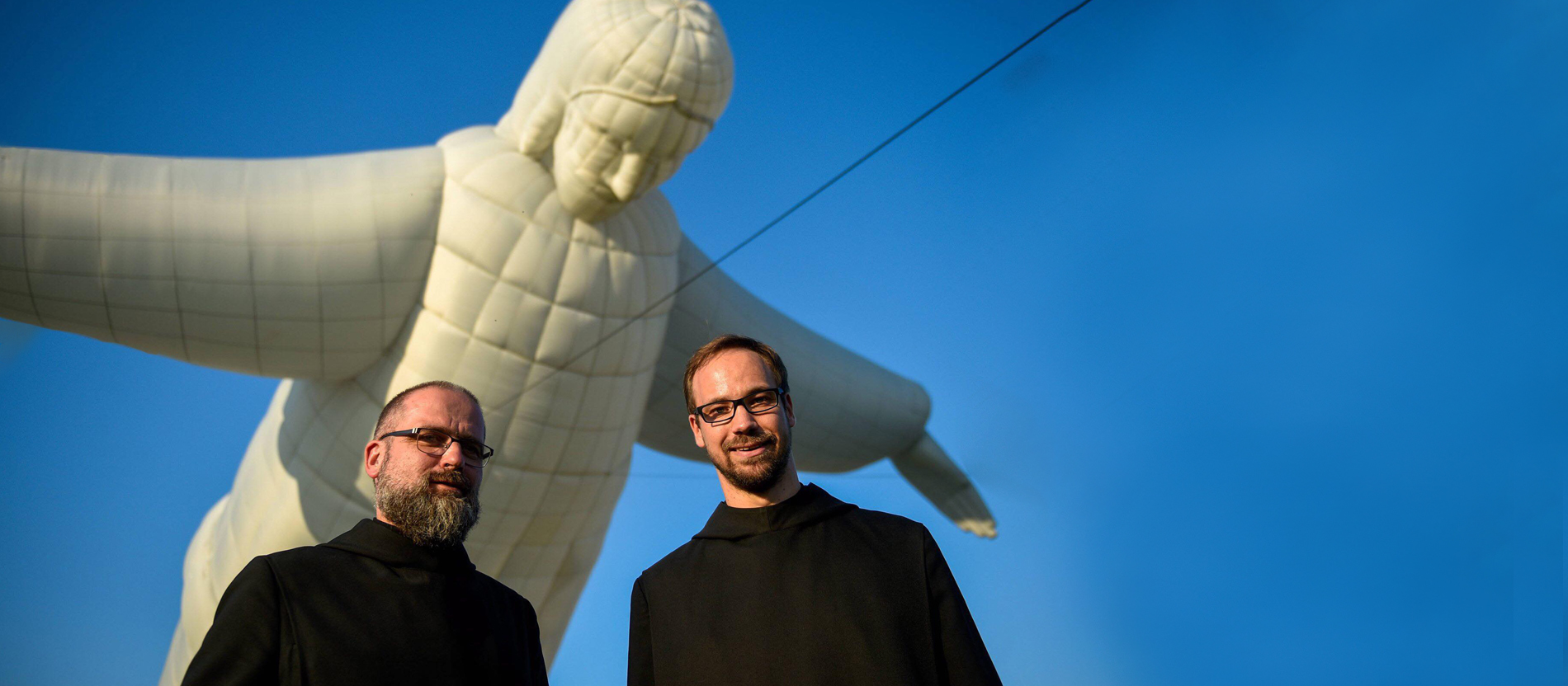 Mönche Christusstatue Ballon