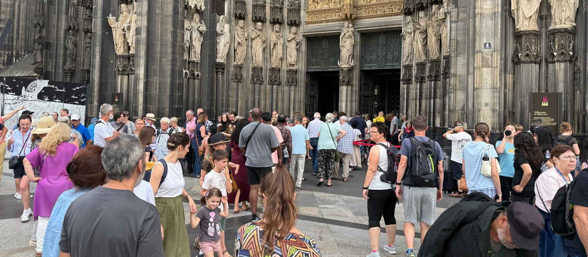 Besuchende am Kölner Dom